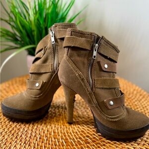 Size 7. Steve Madden booties. Olive green. Platform heel. Zipper on side.